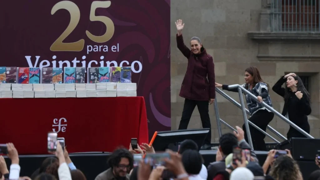 Claudia Sheinbaum encabezó la entrega de libros gratuitos a jóvenes en el Zócalo.