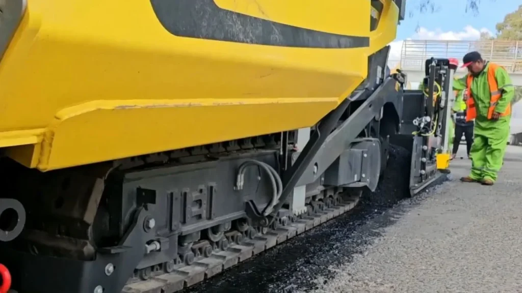 Claudia Sheinbaum hizo entrega de 10 trenes de pavimentación