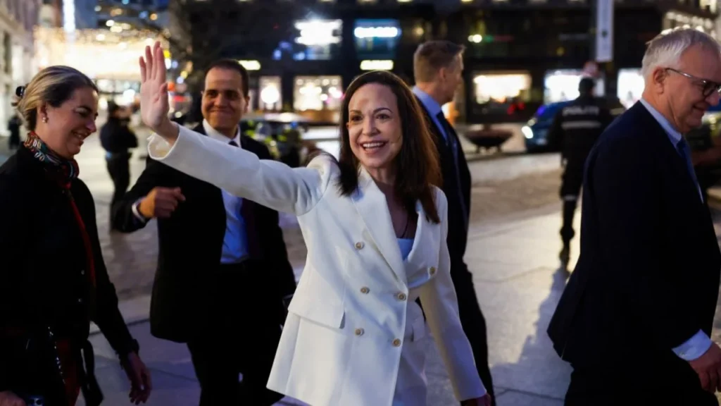 La premio Nobel de la Paz, María Corina Machado, saluda a sus partidarios mientras camina hacia el Parlamento para una visita a Oslo, el 11 de diciembre de 202