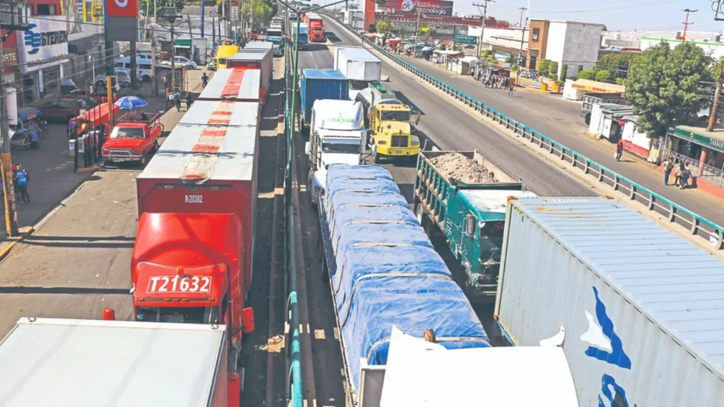 Transportistas amenazaron con realizar bloqueos en carretera federales, que unen al Edomex con la CDMX, en plena Nochebuena y Navidad.