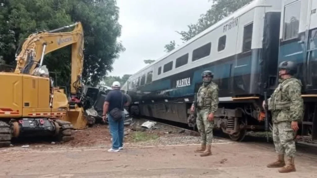 El trailer quizo pasar antes que el Tren Interoceánico; sin embargo no calculó bien y este lo embistió, resultando herido en chofer.