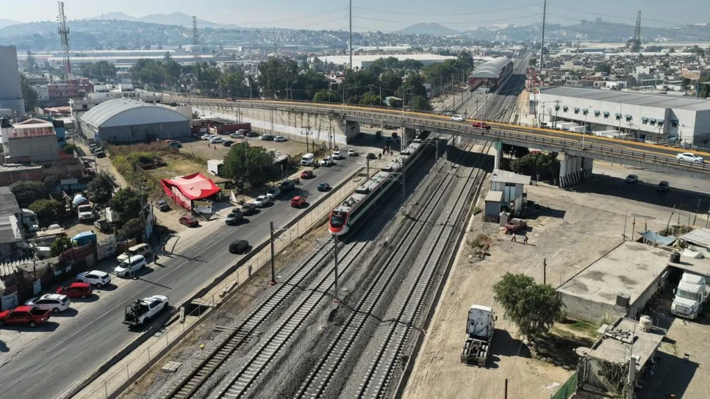 La presidenta Sheinbaum y la gobernadora Gómez abordaron el Tren Suburbano en la estación de Cueyamil, la primera de seis estaciones intermedias.