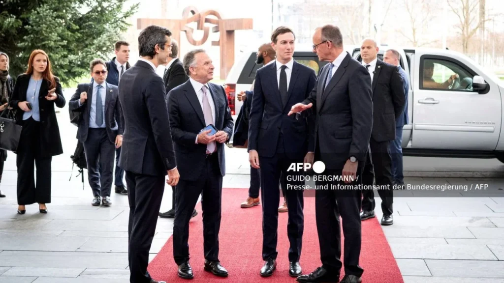 Volodímir Zelenski, presidente de Ucrania, se reunió con emisarios de EU en Berlín para negociar un fin a la guerra.