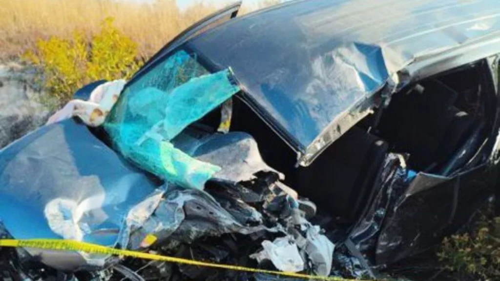 En el choque una de las unidades quedó completamente destrozada, mientras el otro vehículo terminó volcado sobre la carretera.