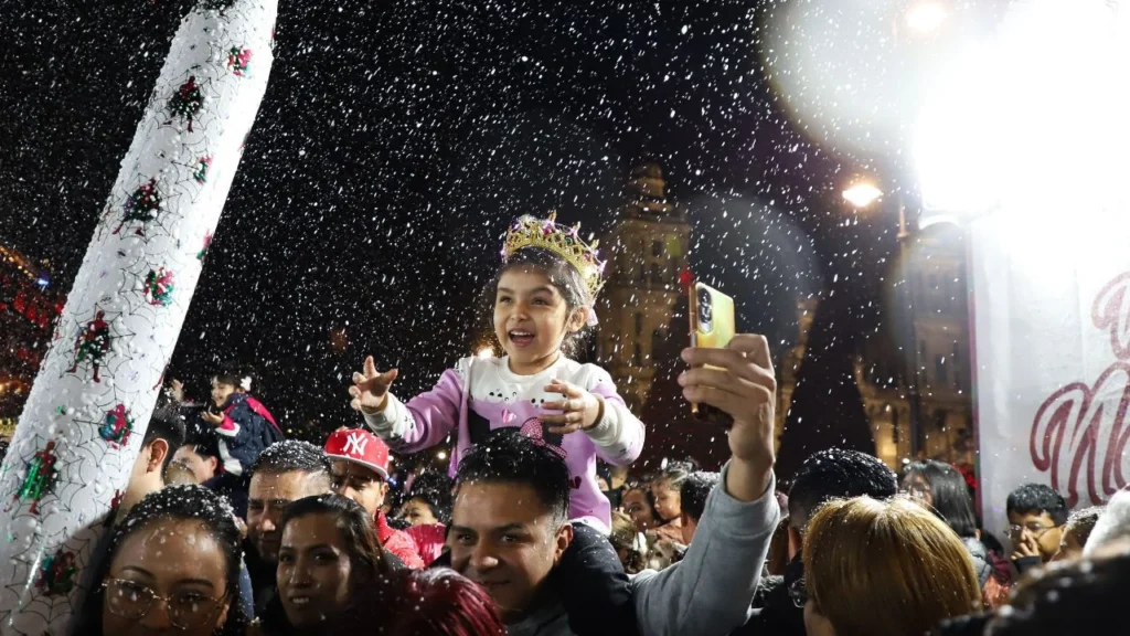 Decenas de personas aprovechan las vacaciones de diciembre para visitar la verbena navideña en el Zócalo Capitalino