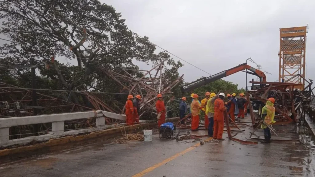 Caen torres de alta tensión de CFE por fuertes vientos en Coatzacoalcos