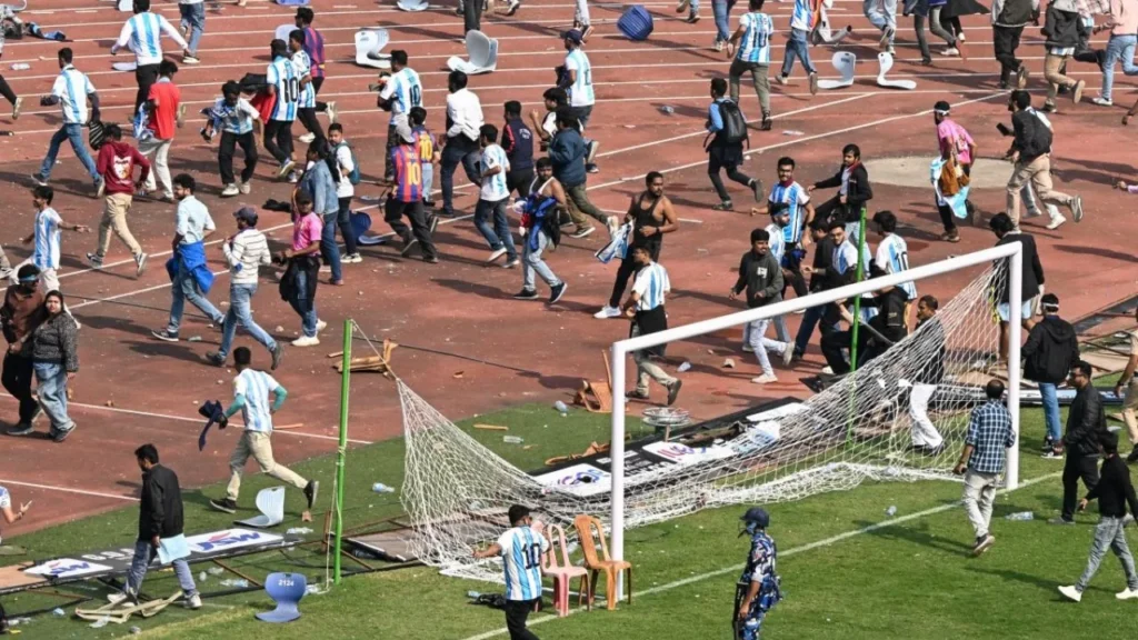 El futbolista argentino Lionel Messi llega al Estadio Salt Lake de Calcuta durante su Gira GOAT el 13 de diciembre de 2025. Espectadores indignados rompieron las barricadas e irrumpieron en el campo de un estadio en India después de que la estrella del fútbol Lionel Messi, quien se encuentra de gira por tres días en el país, abandonara abruptamente el estadio