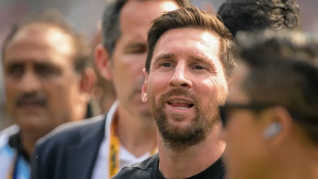El futbolista argentino Lionel Messi llega al Estadio Salt Lake de Calcuta durante su Gira GOAT el 13 de diciembre de 2025. Espectadores indignados rompieron las barricadas e irrumpieron en el campo de un estadio en India después de que la estrella del fútbol Lionel Messi, quien se encuentra de gira por tres días en el país, abandonara abruptamente el estadio