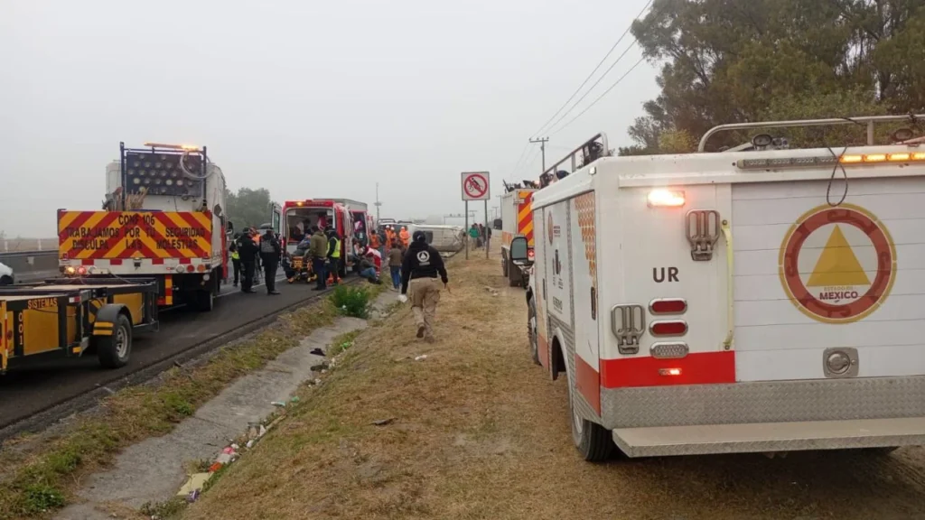 Autoridades realizaron un operativo para apoyar a los afectados que se encontraban en el kilómetro 28 del Circuito Exterior Mexiquense.