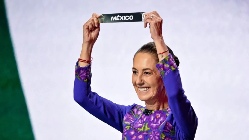 La presidenta de México, Claudia Sheinbaum, muestra la carta leyendo a México durante el sorteo de la Copa Mundial de Fútbol de la FIFA 2026