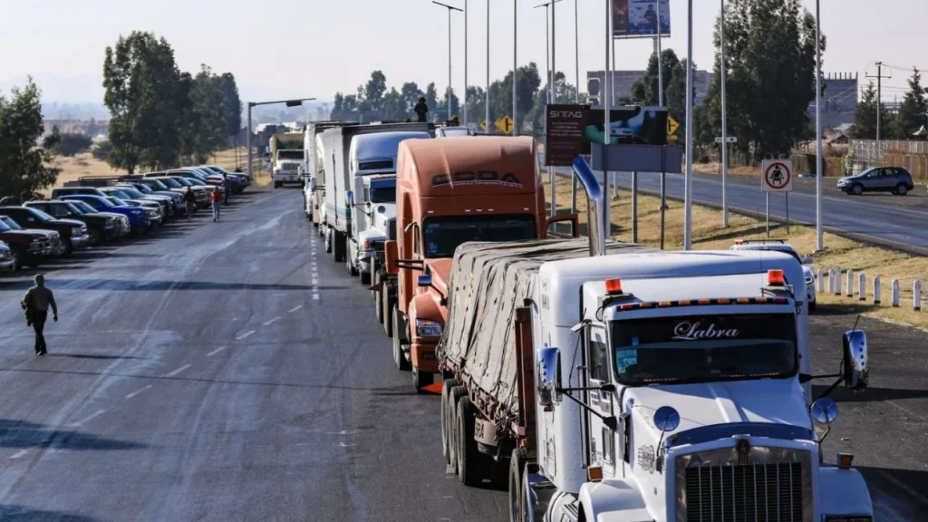 Transportistas colapsan el valle de México, denuncian abusos de la policía estatal