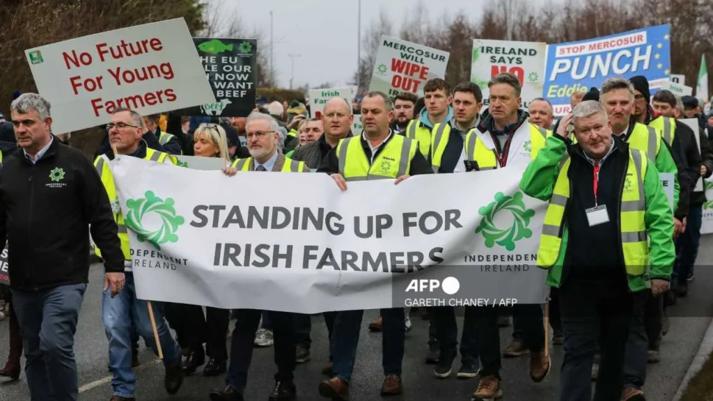 Agricultores irlandeses se manifiestan por el acuerdo de la Unión Europea con el Mercosur.