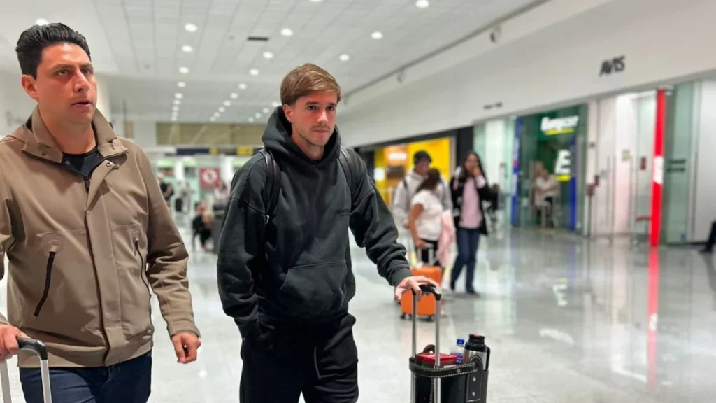El todavía jugador de Necaxa, Agustín Palavecino, viajó a la CDMX para arreglar los detalles de su posible fichaje con Cruz Azul. 