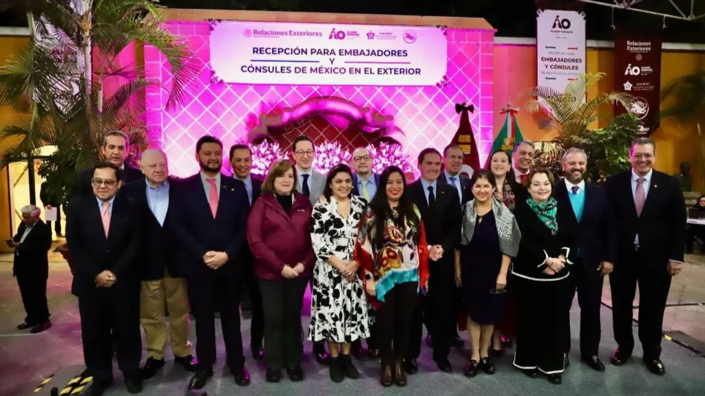 El alcalde de Álvaro Obregón, Javier López Casarín, encabezó el Encuentro de Cónsules y Embajadores de México en el Exterior, realizado en la Casa de Cultura Jaime Sabines.