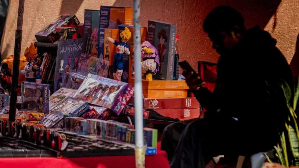 En el Barrio Chino, en la CDMX, vendedores ofrecen vapeadores escondidos entre llaveros y souvenirs a pesar de nueva ley.