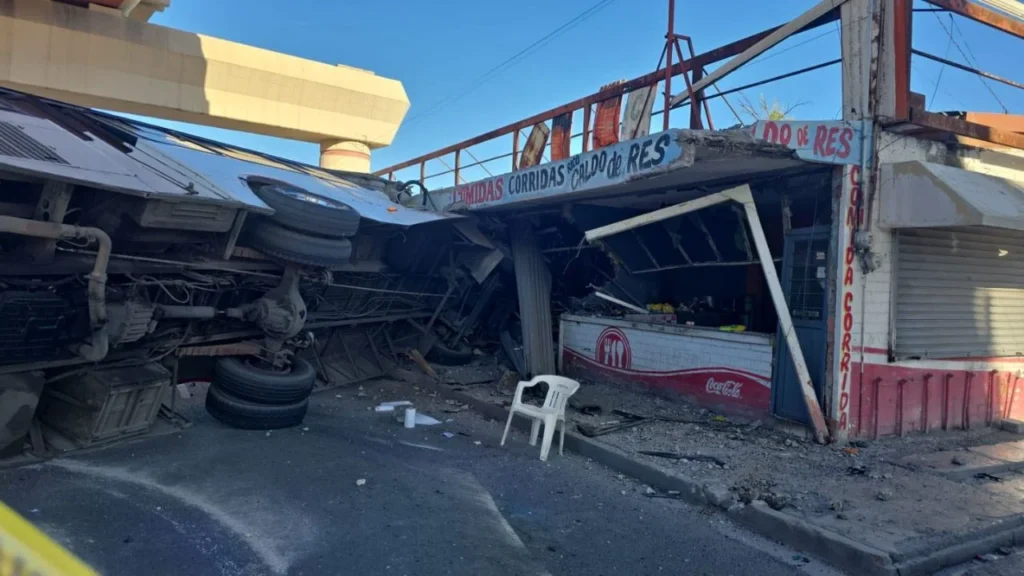 Un autobús impactó contra un mercado en Nuevo León y dejó como saldo dos personas heridas, autoridades investigan el hecho.