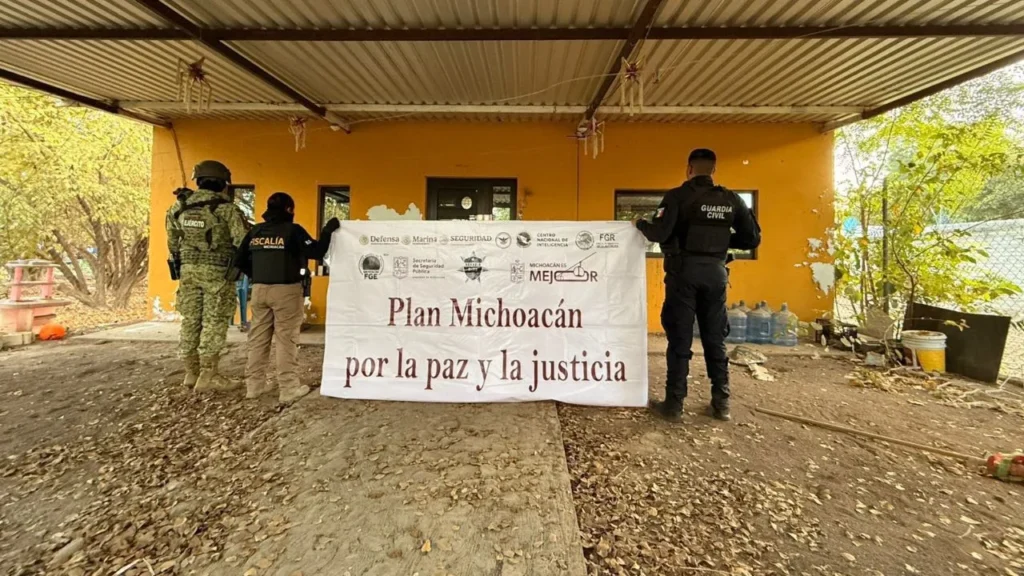 Durante los cateos a inmuebles presuntamente vinculados a 'El Botox, aseguraron drogas, cartuchos útiles y equipos de radiocomunicación.