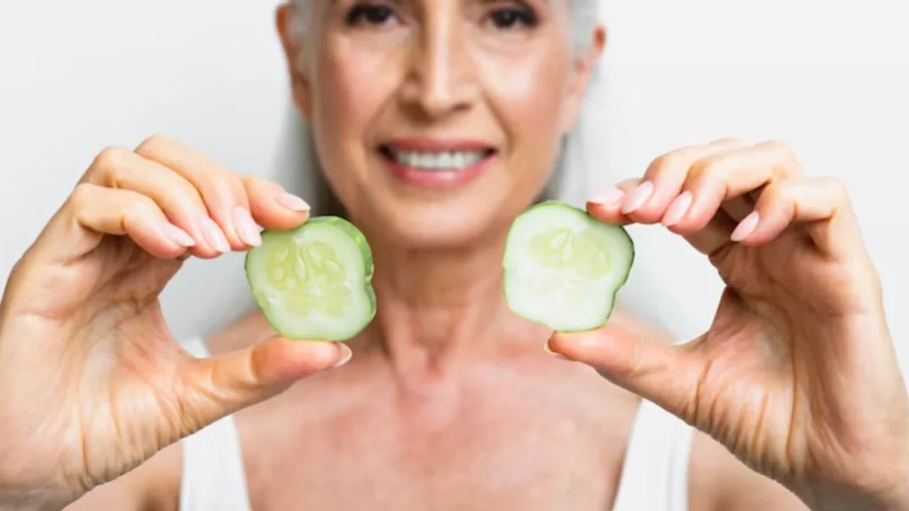 El pepino se ha vuelto un aliado en dietas ligeras tras los excesos de las fiestas decembrinas, por su alto contenido de agua y bajo aporte calórico.