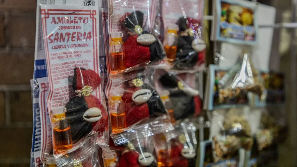 En el pasillo 8 del Mercado de Sonora, trabaja una mujer que se autodenomina bruja blanca y hace infusiones y rituales para el mal de ojo.