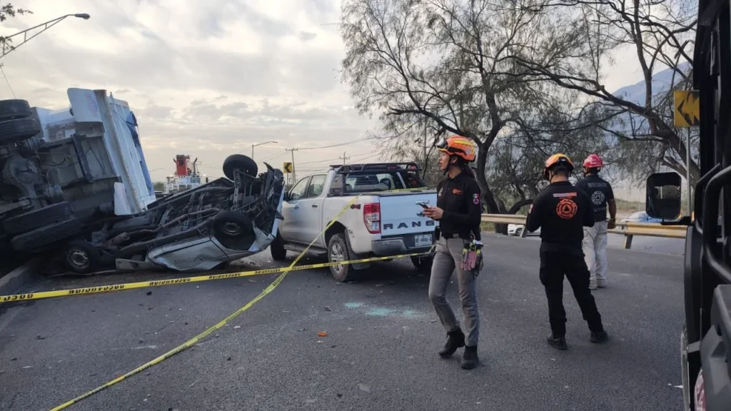 El conductor del camión se dio a la fuga, mientras que el chofer de la carroza fúnebre, identificado como Julio, resultó con politraumatismo.