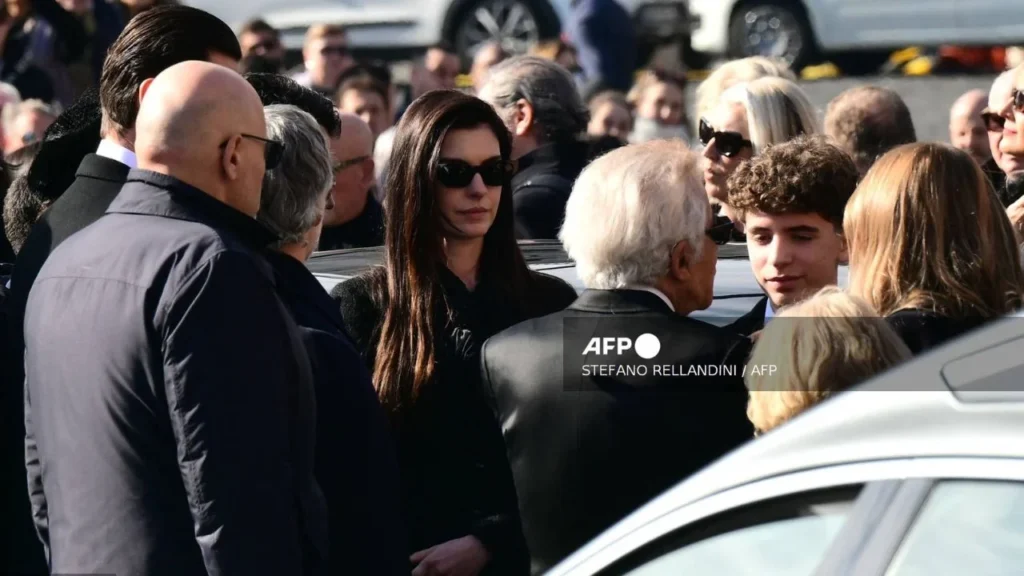 Estrellas como Anne Hathaway, Anna Wintour y Donatella Versace, asistieron al funeral del legendario diseñador italiano Valentino.