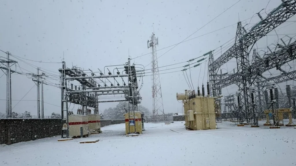 Personal especializado de la CFE trabajó en la revisión de las instalaciones debido a las nevadas, misma que duró alrededor de una hora.