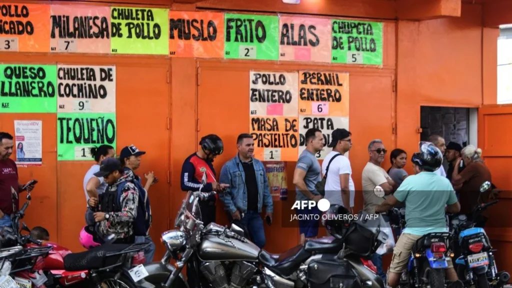 Venezolanos buscaron abastecerse en los pocos negocios de comida que abrieron este sábado.