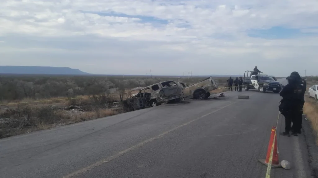 Protección Civil de Nuevo León localizó dos camionetas siniestradas tras un choque frontal y en su interior dos personas sin vida. 