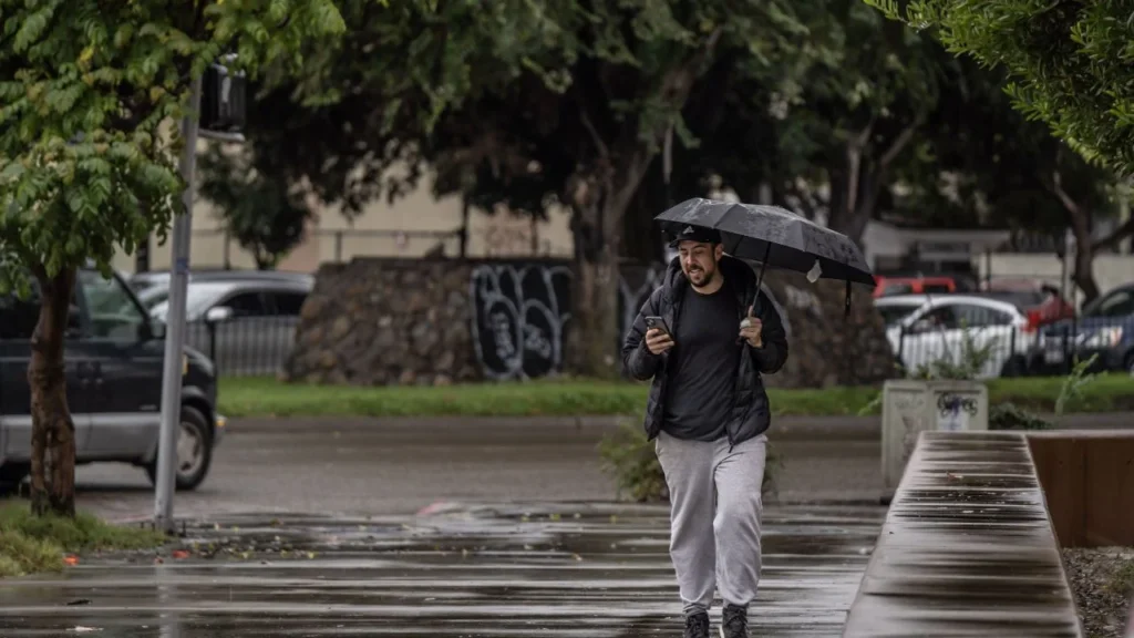 Lluvias y ambiente frío marcarán el clima hoy en varias regiones del país, con heladas y bancos de niebla durante las primeras horas del día.