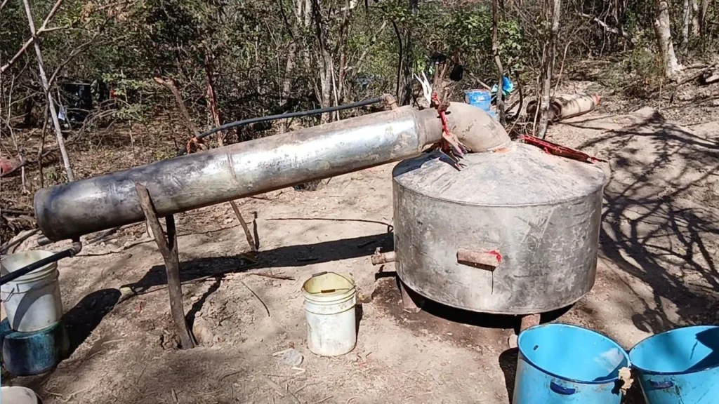 Autoridades de seguridad aseguraron al menos tres laboratorios clandestinos de metanfetaminas en Durango, Sinaloa y Michoacán.