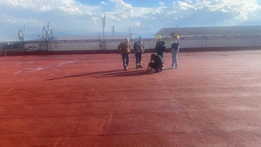La gotera se derivó de un empalme defectuoso en los trabajos recientes de impermeabilización.