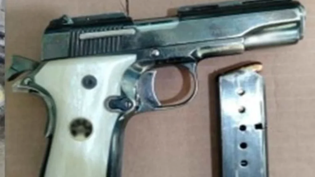 Esta es una de las armas que le aseguraron a los detenidos.
