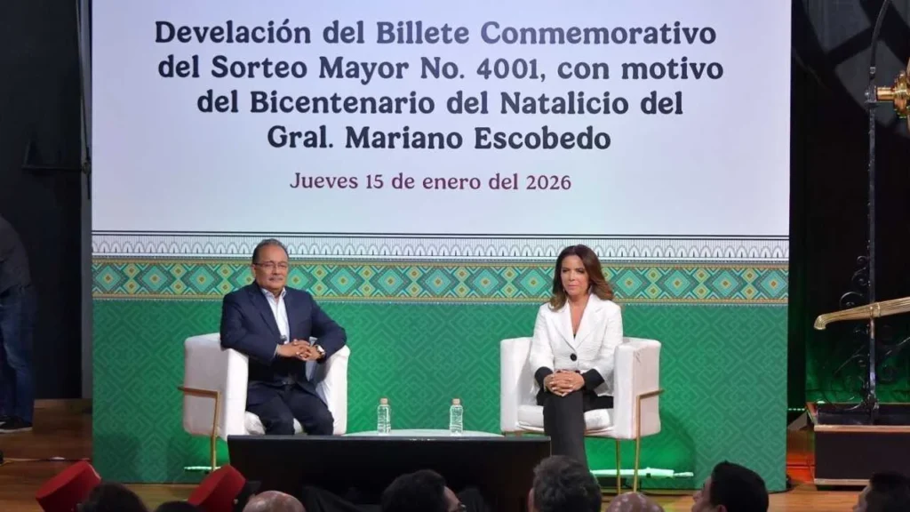 La directora general de la Lotería Nacional, Olivia Salomón, y el presidente municipal de General Escobedo, Nuevo León, Andrés Mijes, develaron el billete.