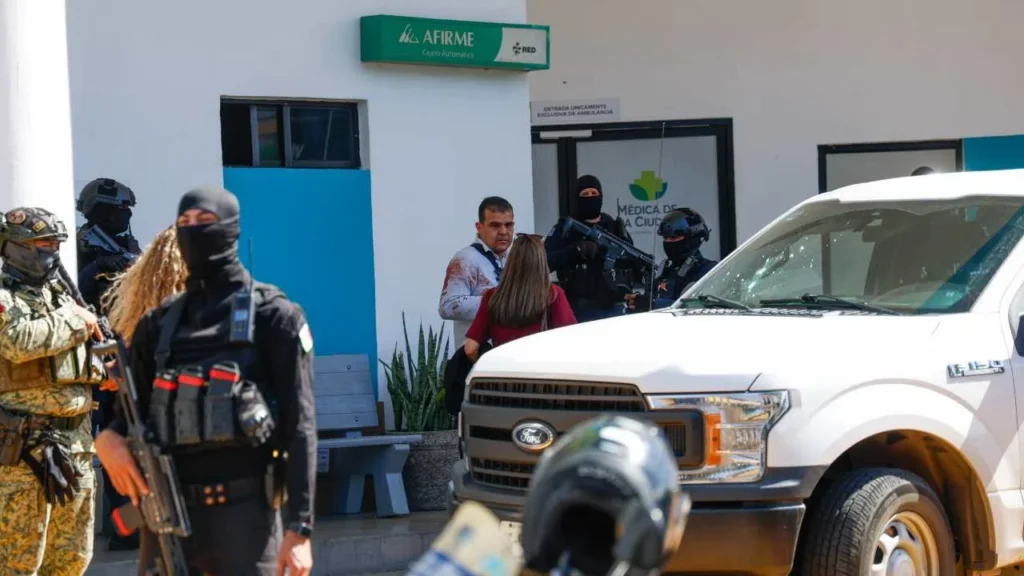 Una intensa movilización policiaca se registró en Culiacán tras el ataque a los diputados.