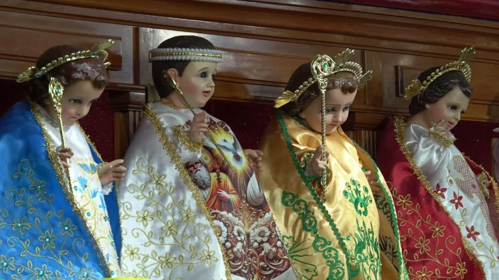Comerciantes de la calle Talavera en el Centro Histórico comenzaron la venta de ropa y accesorios para la vestimenta del Niño Dios, esto en el marco de la Celebración del Día de la Candelaria