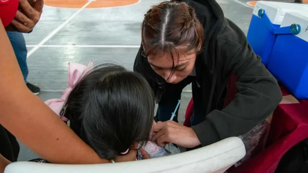 Exhortan a la población para que acuda a su unidad médica correspondiente para aplicarse la vacuna.