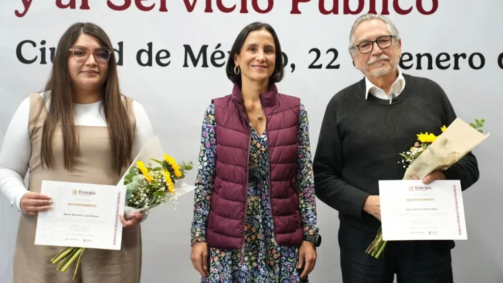 La secretaria de Energía, Luz Elena González, llevó a cabo la entrega de los reconocimientos a la integridad  y al servicio público.