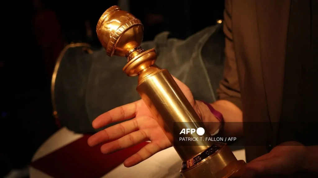 Un Globo de Oro se muestra durante una vista previa de los medios después del evento de anuncio de nominaciones para los 83o Globos de Oro en Beverly Hills