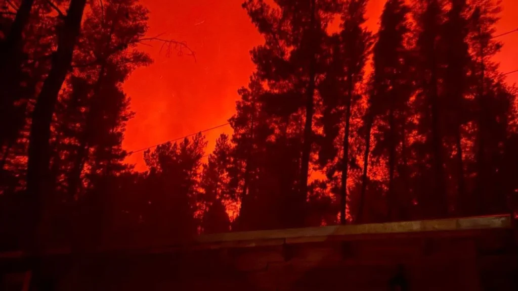Evacuan a turistas por incendios forestales en la Patagonia