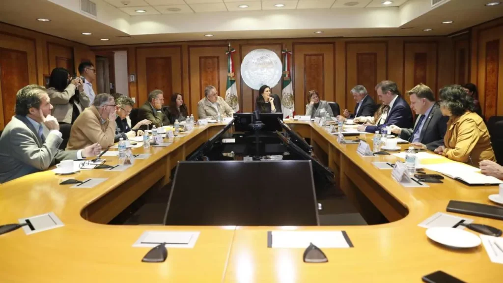 Los exconsejeros del INE sostuvieron una reunión con la presidenta de la Cámara de Diputados, Kenia López.
