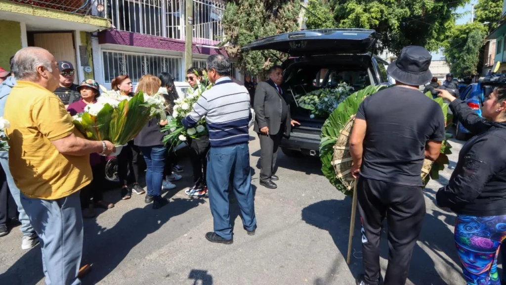 Familiares y amigos dan último adiós a Roberto Hernández, el motociclista arrollado en Iztapalapa.