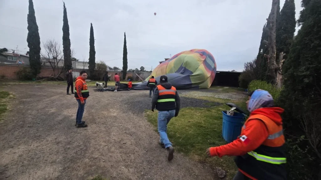 En dos municipios del Edomex se registraron aterrizajes de emergencia de globos aerostáticos y uno quedó sobre el techo de una casa.