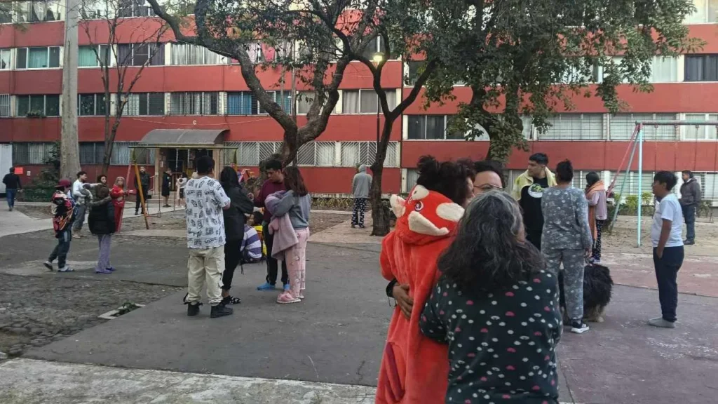 En la CDMX, familias enteras -aún con pijamas- salieron de sus casas por el sismo registrado la mañana de este viernes.