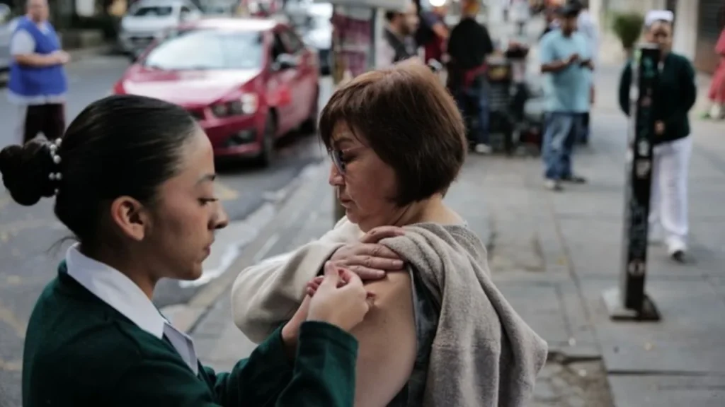 Durante la temporada invernal, el IMSS ha aplicado millones de vacunas contra la influenza, COVID-19 y neumococo.