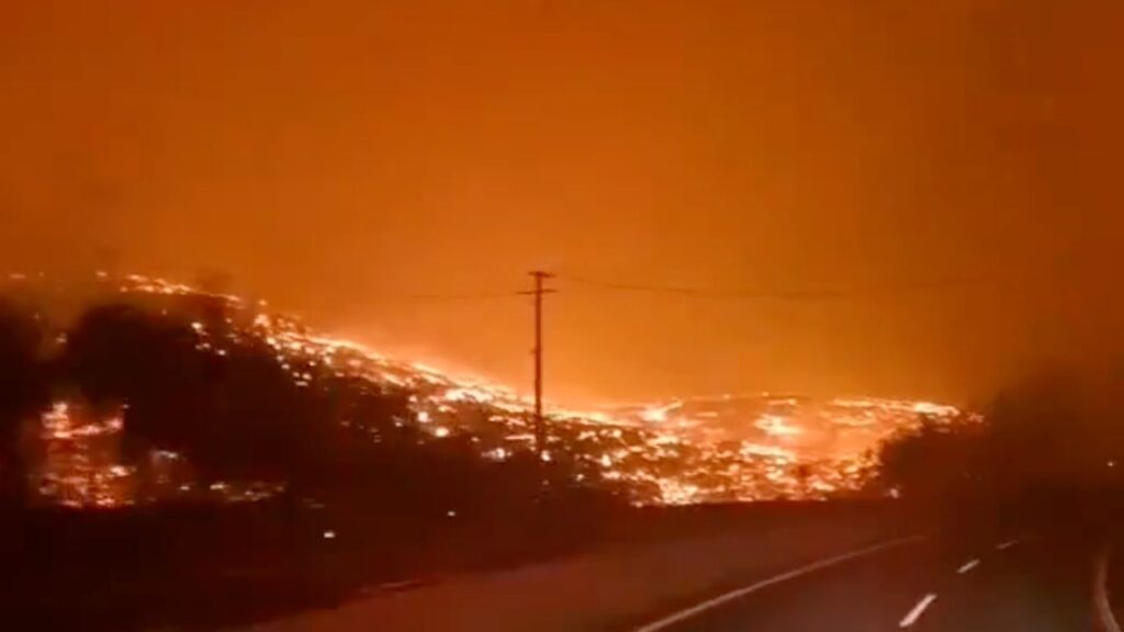 Bomberos combaten 14 incendios en las regiones de Ñuble y Biobío, ubicadas a unos 500 kilómetros al sur de Santiago, la capital de Chile.