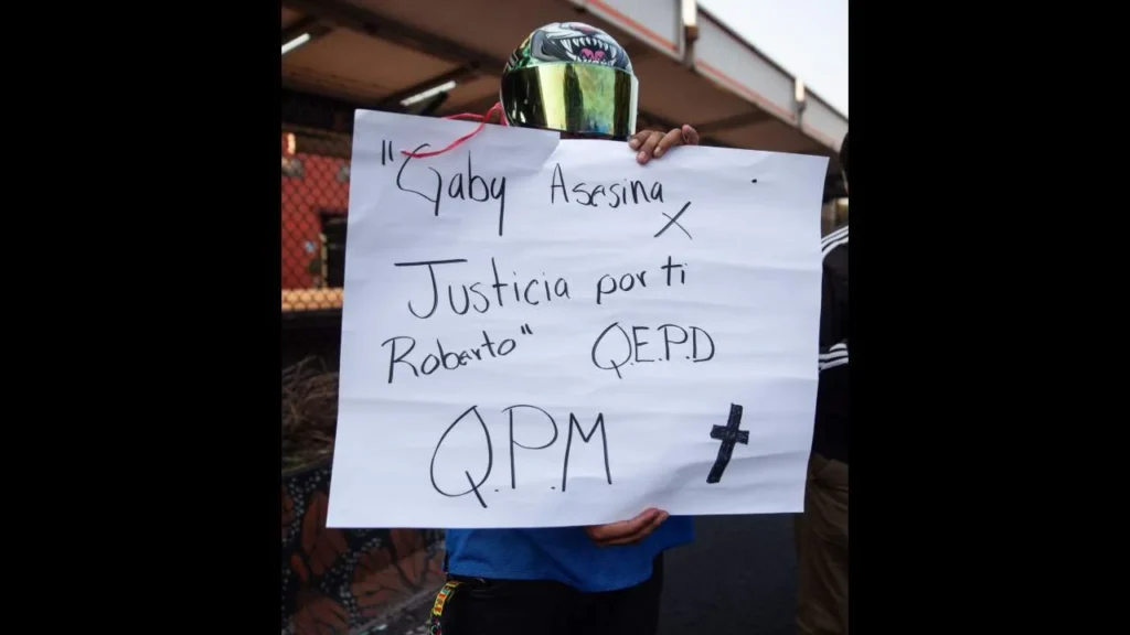 Manifestante se pronuncia a la muerte de Roberto Hernández, el motociclista arrollado en Iztapalapa.