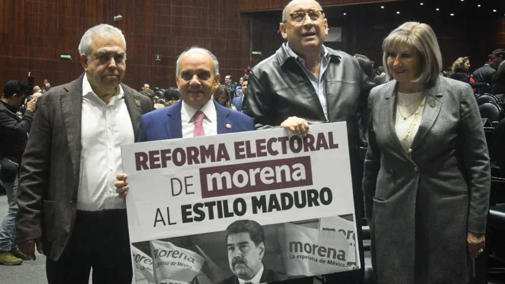 Los legisladores priístas: Víctor Samuel Palma; Manuel Añorve Baños; Rubén Moreira, y Ofelia Socorro Jasso, muestran una cartulina con la frase "Reforma electoral de Morena al estilo Maduro" durante la intervención de Reginaldo Sandoval, diputado del PT, en sesión ordinaria de la Comisión Permanente