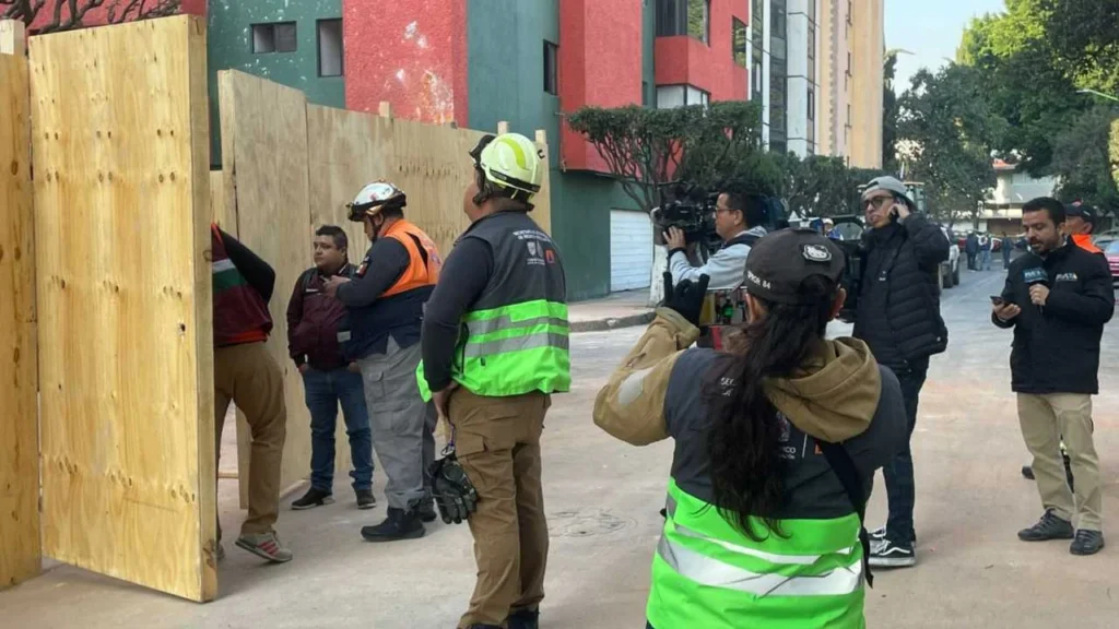 Personal de la SGIRPC continúa realizando evaluaciones en los edificios dañados por la explosión.