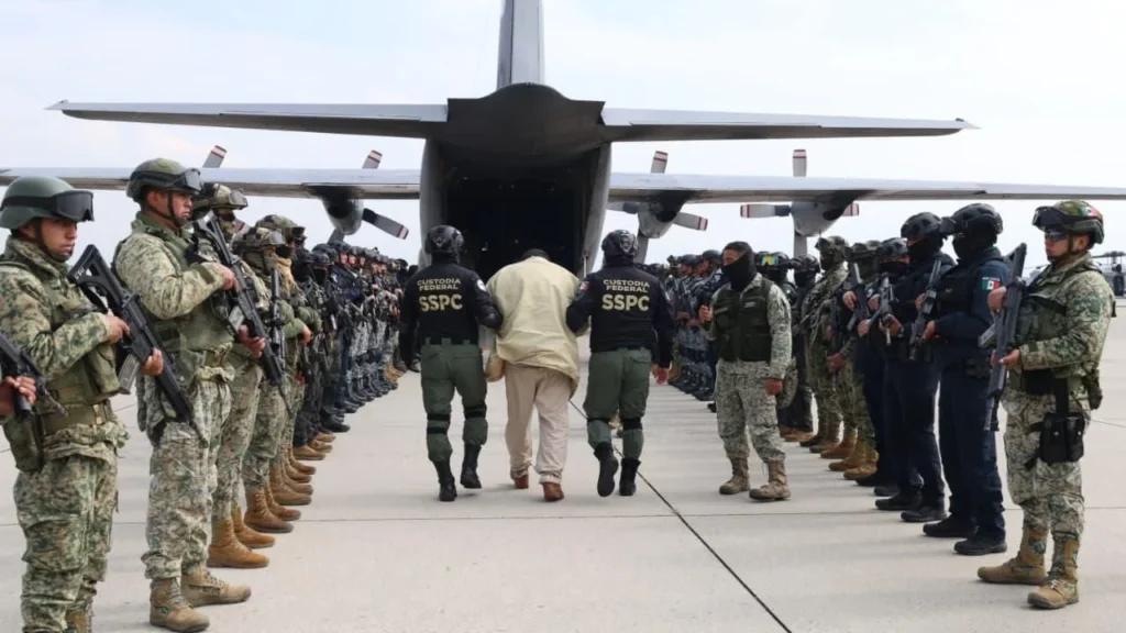 El envío de los 37 capos se realizó a petición del Departamento de Justicia de EU, México aceptó por razones de seguridad nacional.