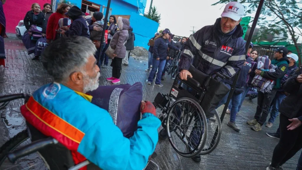 Entrega de silla de ruedas como parte del programa Mty. sin frío, en Monterrey.